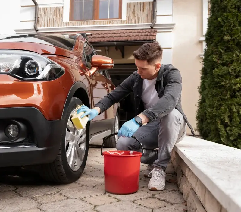 Lavage auto à domicile Perles-et-Castelet : professionnel intervenant sur un véhicule